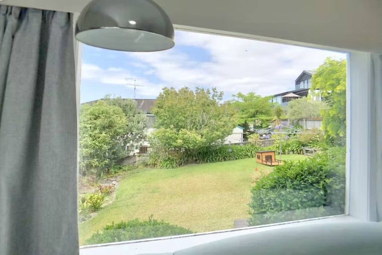 Photo of property in 35 Montgomery Avenue, Rothesay Bay, Auckland, 0630