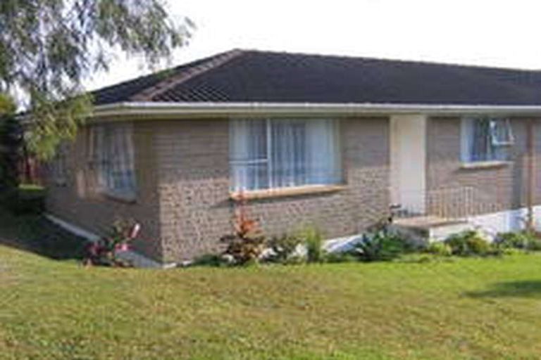 Photo of property in 2/18 Tamahere Drive, Glenfield, Auckland, 0629