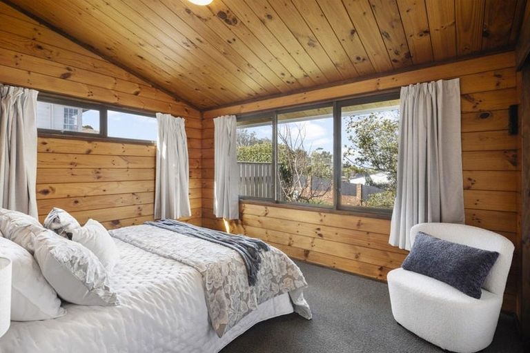 Photo of property in 5 Arahanga Grove, Maupuia, Wellington, 6022