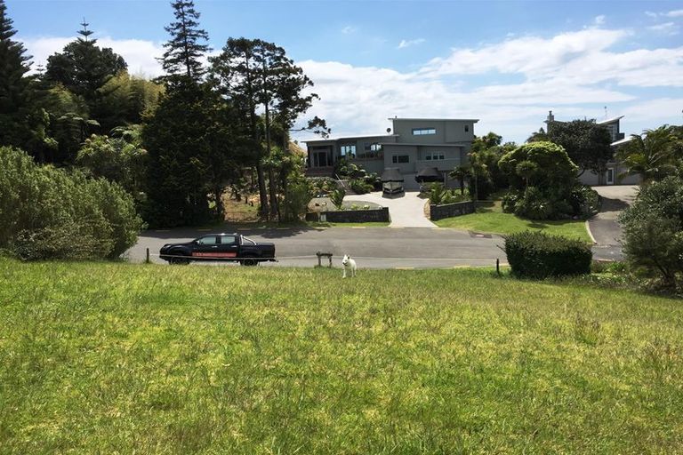 Photo of property in 10 Tirinui Crescent, Tairua, 3508