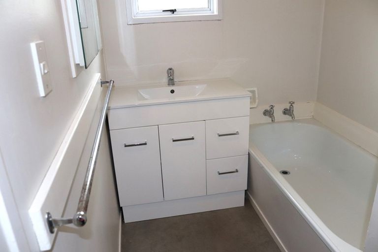 Photo of property in 2/199 Henderson Valley Road, Henderson, Auckland, 0612