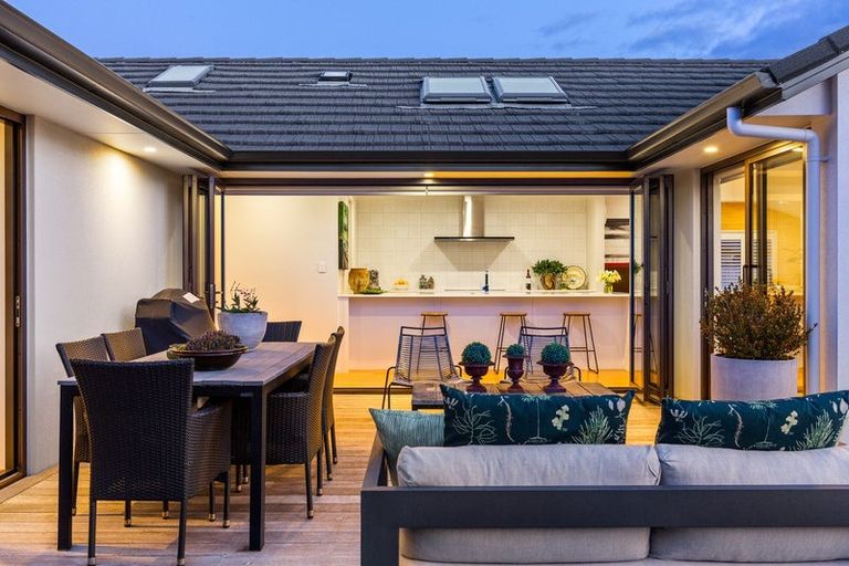 Photo of property in 1 Tupare Place, Highlands Park, New Plymouth, 4312