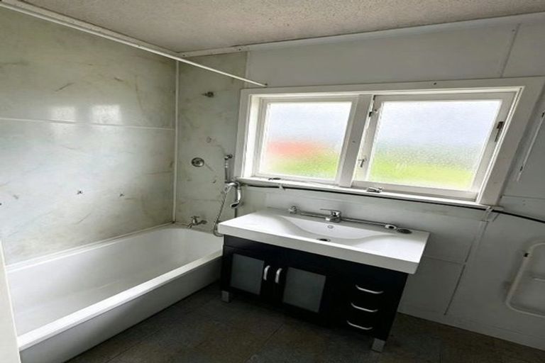 Photo of property in 121 Sturges Road, Henderson, Auckland, 0612