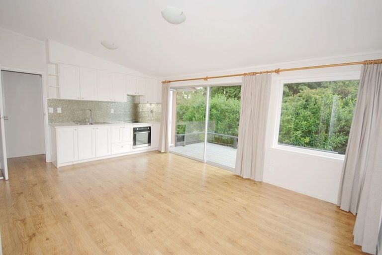 Photo of property in 2/64 Exmouth Road, Northcote, Auckland, 0627