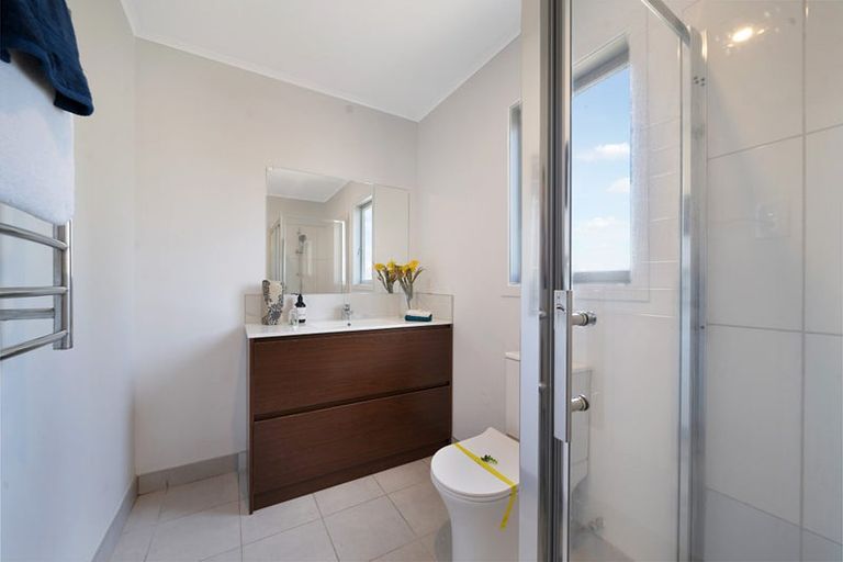 Photo of property in 48a Beaubank Road, Kelston, Auckland, 0602