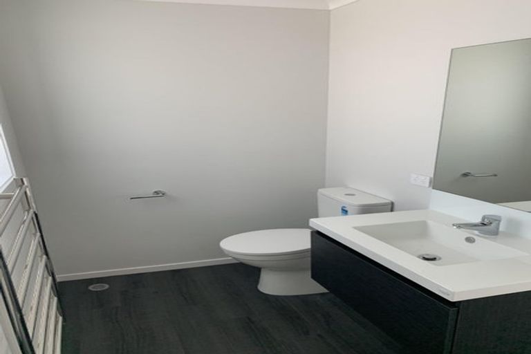 Photo of property in 91c Whites Line East, Waiwhetu, Lower Hutt, 5010