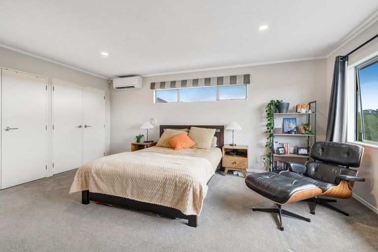 Photo of property in 24 Goldfinch Rise, Unsworth Heights, Auckland, 0632