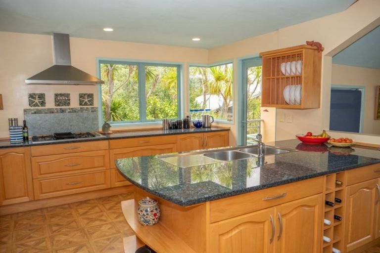 Photo of property in 4 Bush Point Road, Cable Bay, 0420