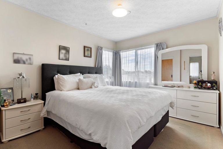 Photo of property in 6 Tetrarch Place, Totara Vale, Auckland, 0629