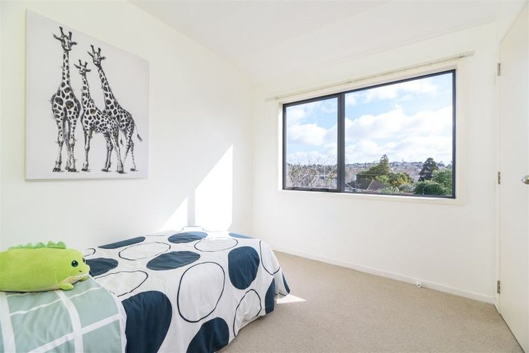 Photo of property in 6 Exmouth Road, Northcote, Auckland, 0627