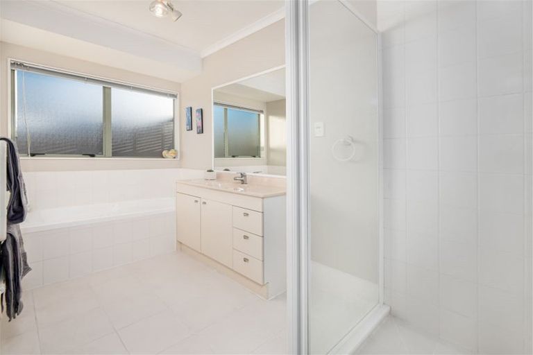 Photo of property in 120 Buscomb Avenue, Henderson, Auckland, 0610