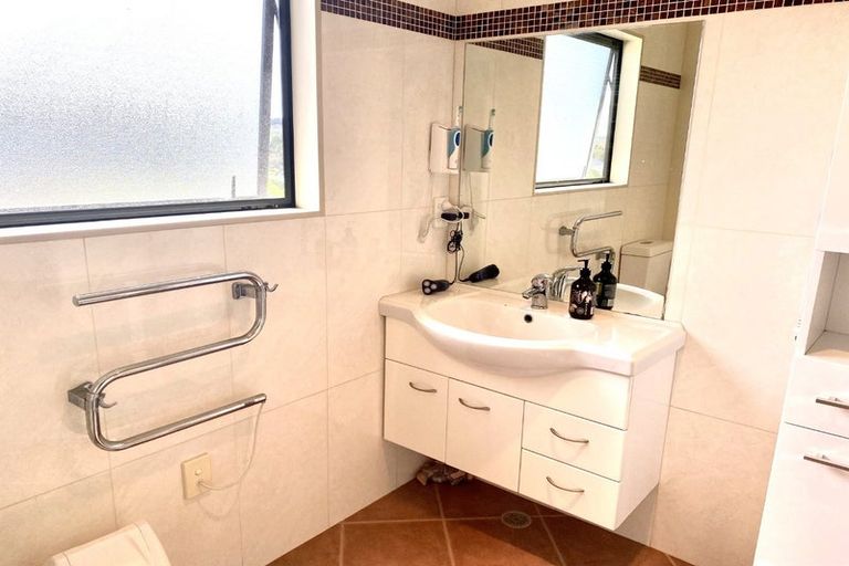 Photo of property in 13 Marbella Crescent, Oteha, Auckland, 0632