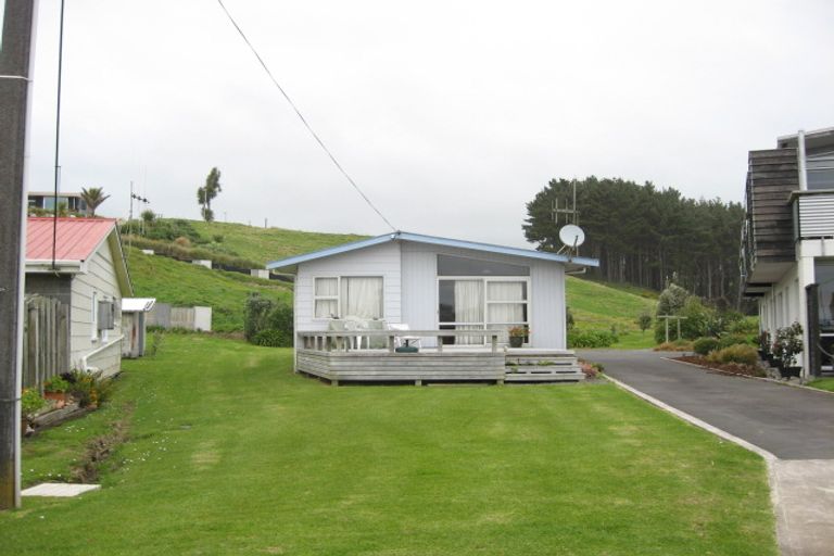 Photo of property in 32 Tasman Parade, Oakura, 4314