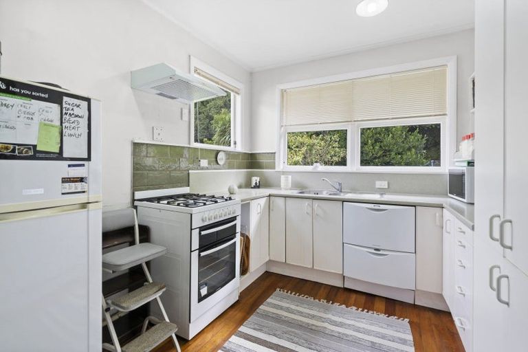 Photo of property in 32 Redwood Avenue, Tawa, Wellington, 5028