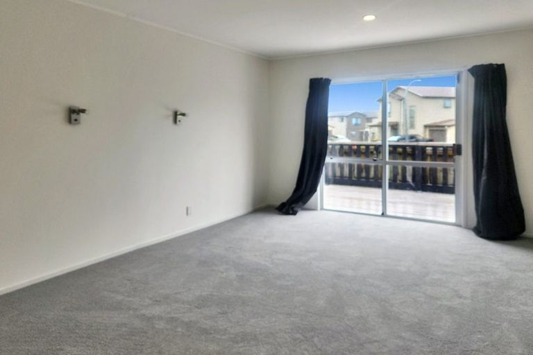 Photo of property in 32 Becker Drive, Weymouth, Auckland, 2103