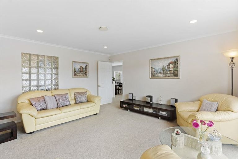 Photo of property in 6 Corta Bella Place, Golflands, Auckland, 2013
