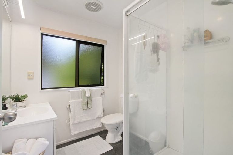 Photo of property in 16a Kingsclere Place, Goodwood Heights, Auckland, 2105