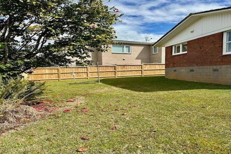 Photo of property in 2/38 Knightsbridge Drive, Forrest Hill, Auckland, 0620