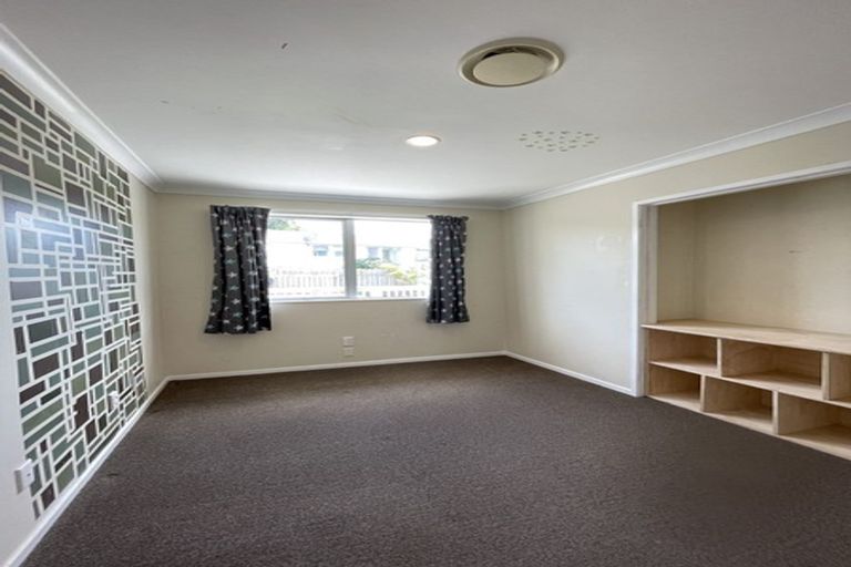 Photo of property in 28 Hueglow Rise, West Harbour, Auckland, 0618