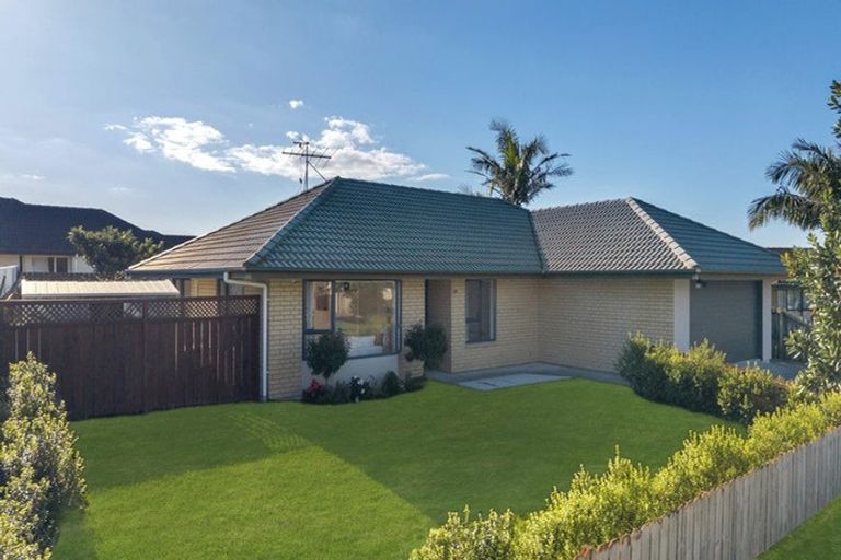 Photo of property in 6 Frank Bunce Grove, Flat Bush, Auckland, 2019