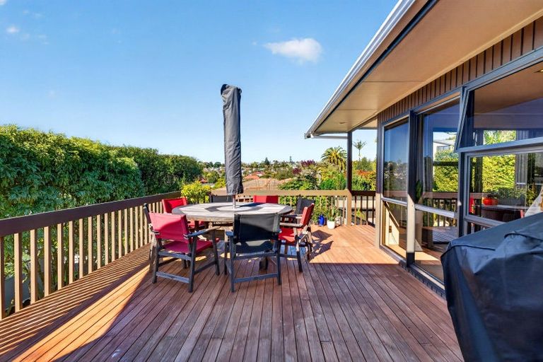 Photo of property in 4 Valdese Rise, Browns Bay, Auckland, 0630
