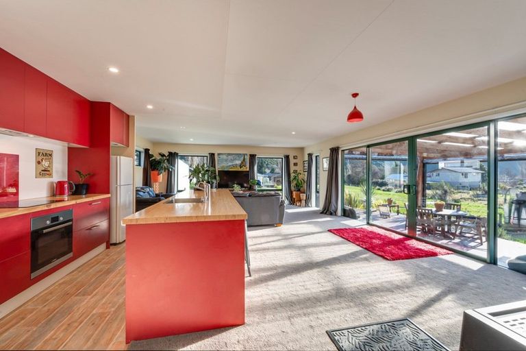 Photo of property in 2 Hector Close, Kingston, Athol, 9793