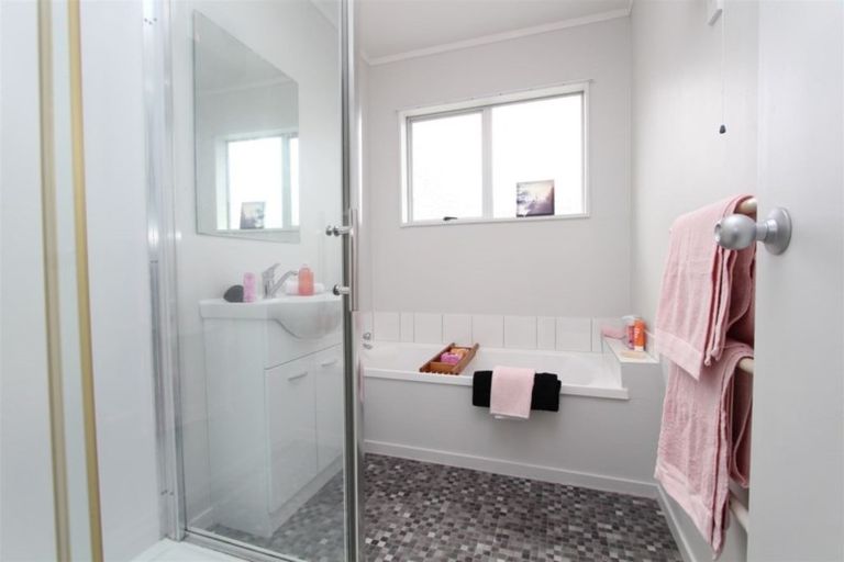 Photo of property in 44 Dominica Crescent, Grenada Village, Wellington, 6037