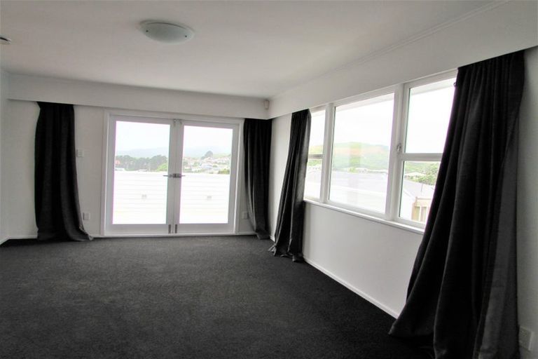 Photo of property in 30 Brooker Grove, Newlands, Wellington, 6037