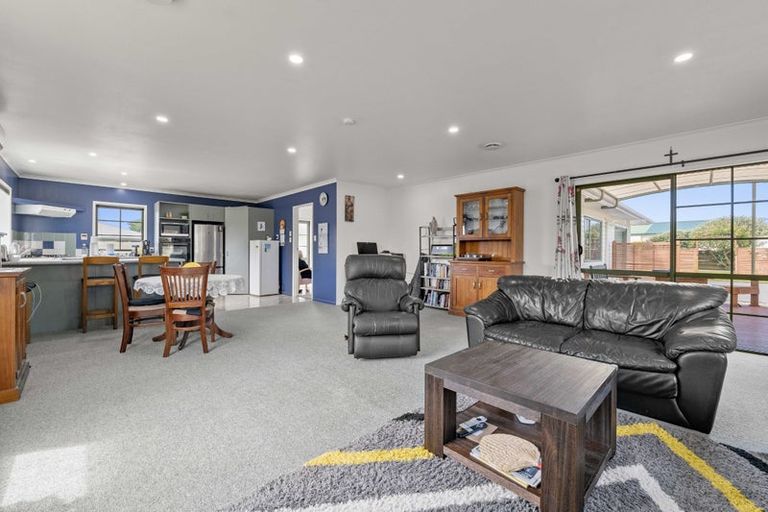 Photo of property in 8 Beech Place, Hawera, 4610