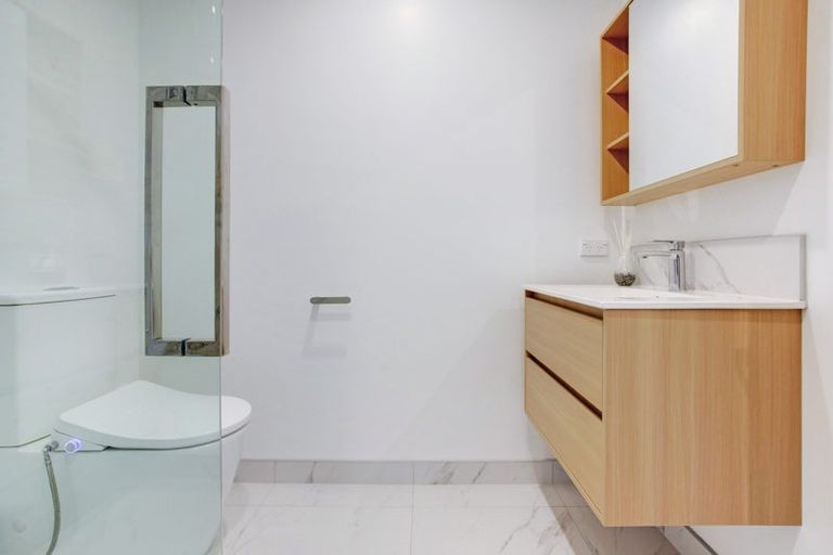 Photo of property in 4/23 Awaroa Road, Sunnyvale, Auckland, 0612