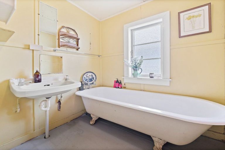 Photo of property in 43 Pitau Road, Mount Maunganui, 3116