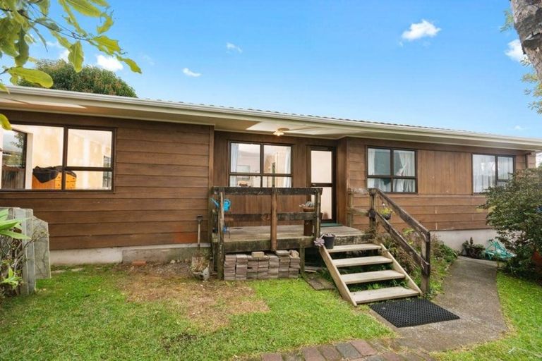 Photo of property in 16 Meadowvale Rise, Titirangi, Auckland, 0604