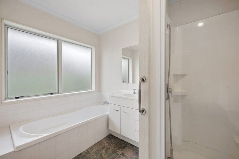 Photo of property in 6 Cabeleigh Drive, Helensville, 0800