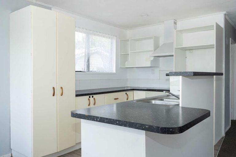 Photo of property in 28 Beauchamp Drive, Massey, Auckland, 0614