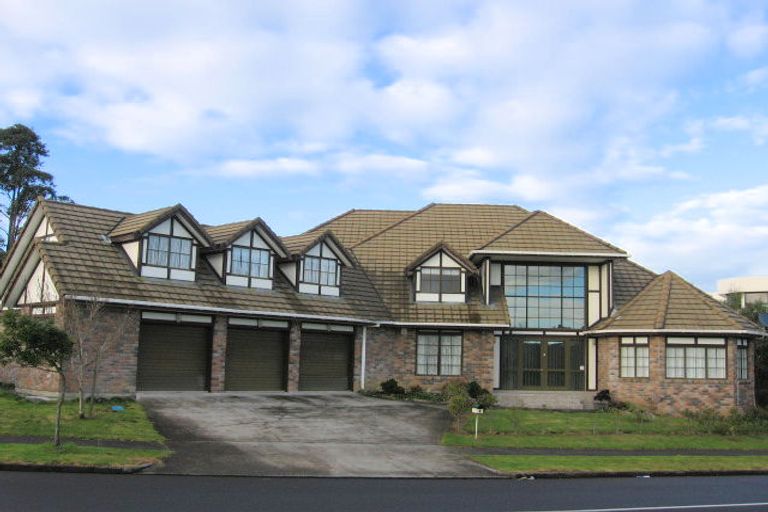 Photo of property in 2 Ribbonwood Crescent, Goodwood Heights, Auckland, 2105