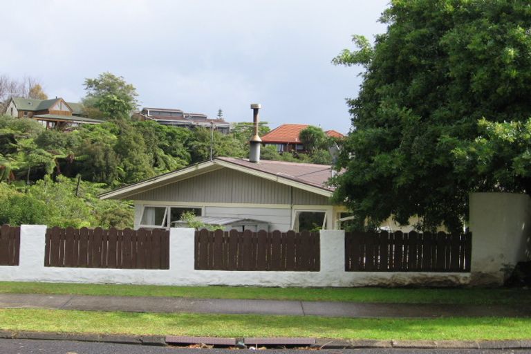 Photo of property in 28 Robbies Road, Shelly Park, Auckland, 2014