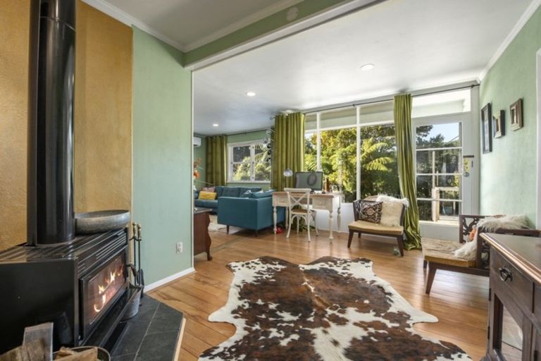 Photo of property in 82 Wyndham Road, Pinehaven, Upper Hutt, 5019