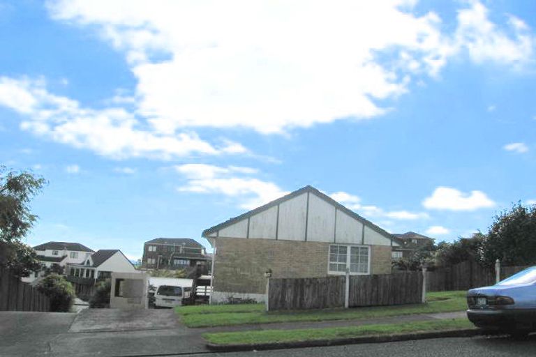 Photo of property in 11 Gwenand Place, Botany Downs, Auckland, 2010