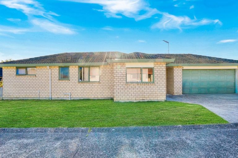 Photo of property in 17 Scotts Field Drive, Takanini, 2112