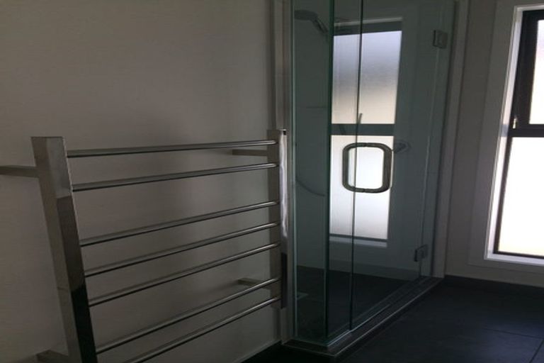 Photo of property in 12 Atlantis Place, Totara Vale, Auckland, 0629