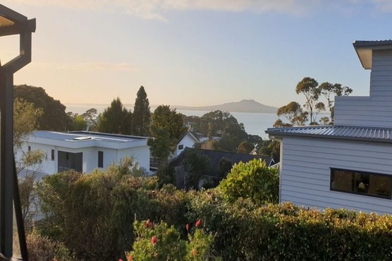 Photo of property in 1/43 Eastcliffe Road, Castor Bay, Auckland, 0620