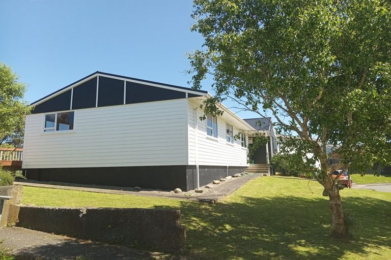 Photo of property in 24 Bartlett Grove, Tawa, Wellington, 5028