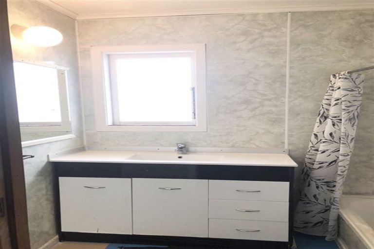 Photo of property in 75 Larnoch Road, Henderson, Auckland, 0610