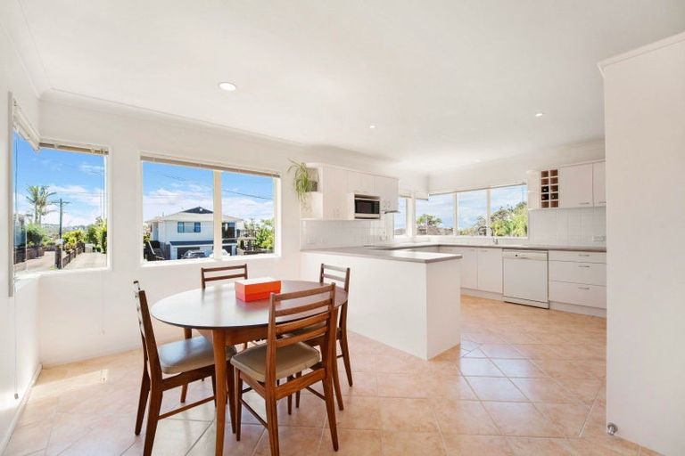 Photo of property in 2/89 Aberdeen Road, Castor Bay, Auckland, 0620