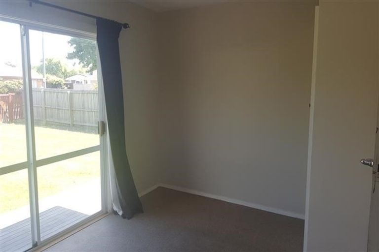 Photo of property in 34 Farquhars Road, Redwood, Christchurch, 8051