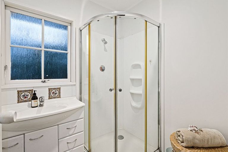 Photo of property in 2/220 East Coast Road, Forrest Hill, Auckland, 0620