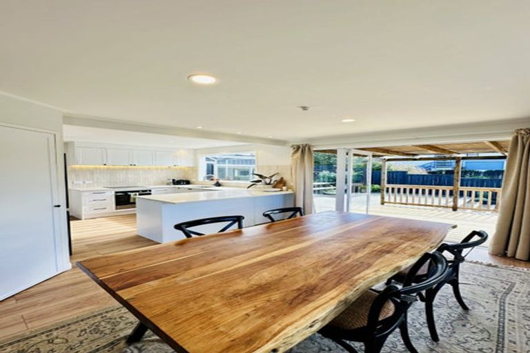 Photo of property in 8 John Dee Crescent, Red Beach, 0932