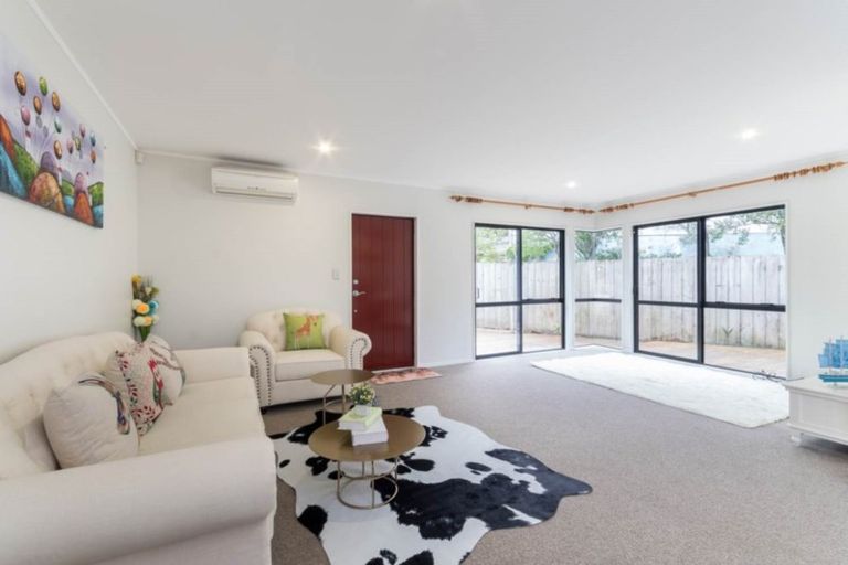 Photo of property in 2/1 Heathglen Place, Bayview, Auckland, 0629
