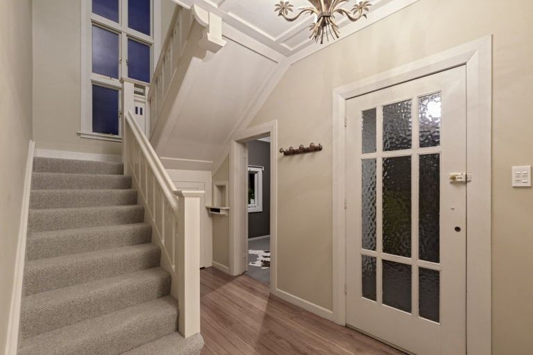 Photo of property in 247 Devonport Road, Tauranga, 3110