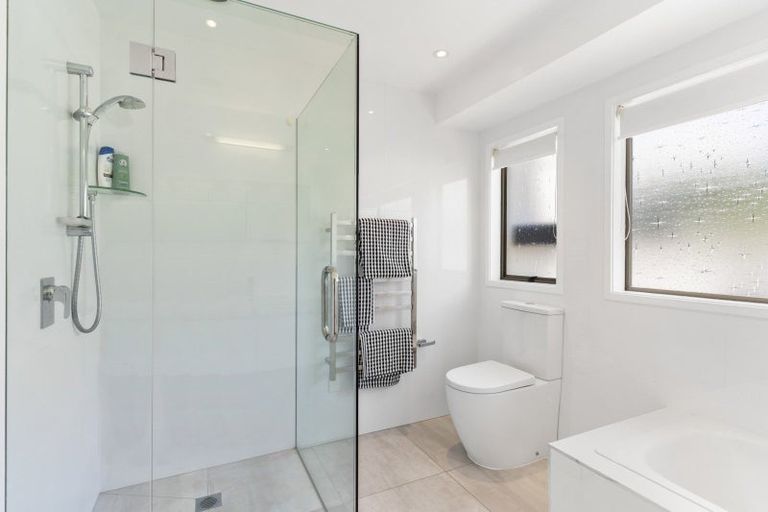 Photo of property in 2/7 Pounamu Place, Shelly Park, Auckland, 2014